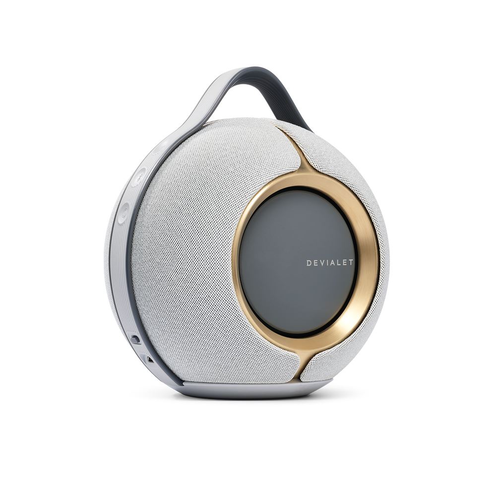 A caixa de som sem fio Devialet Mania Edition Opera de Paris inclui uma base de carregamento sem fio.